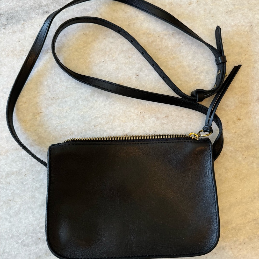 Madewell Simple Crossbody Bag in Black Leather w/adjustable straps